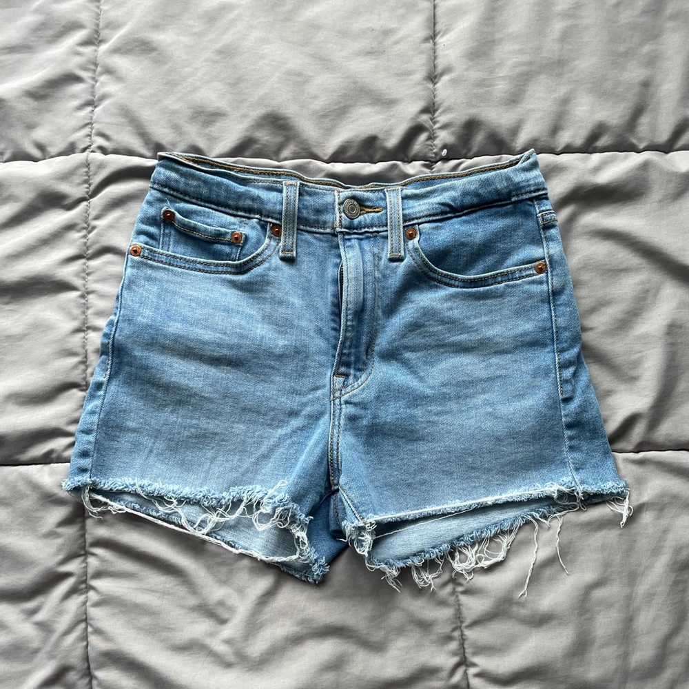 NWOT Levi’s High Rise Distressed Shorts
